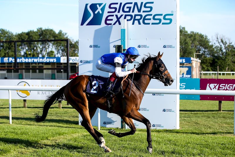 Motamayiz eased down at the line under David Egan