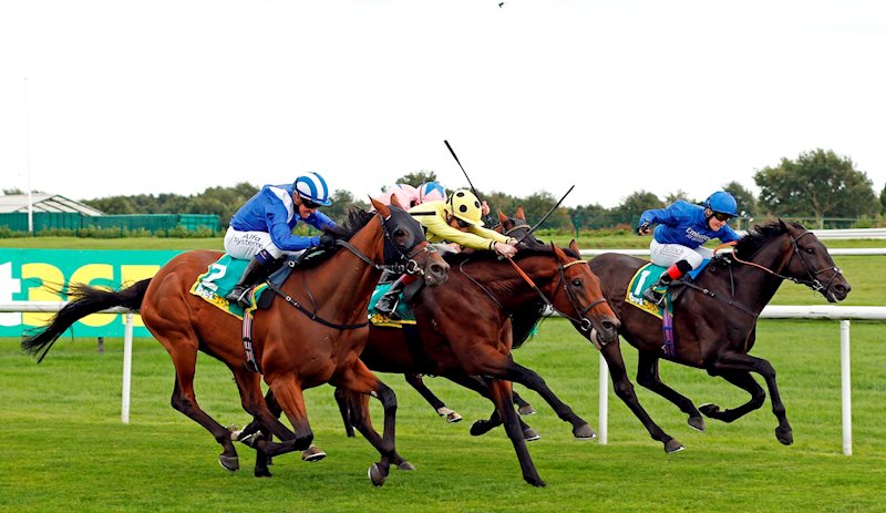 Apparate (centre) fends off the challenge of the favourite Alfaatik (blinkers) to win by ¾l.